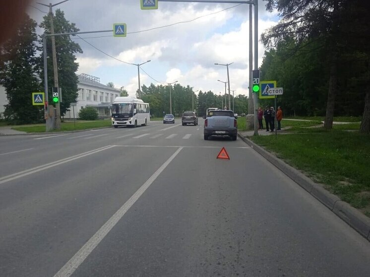 Два пешехода попали под колеса автомобиля в Новосибирске