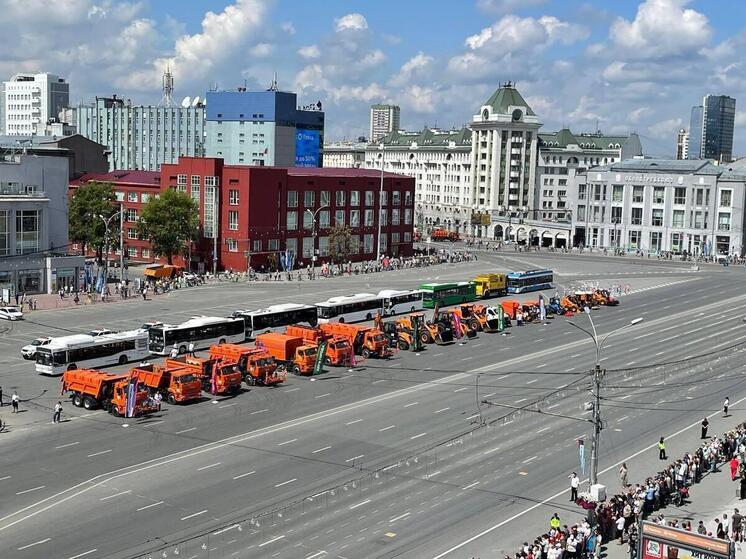 Парад спецтехники прошел в Новосибирске в честь Дня города