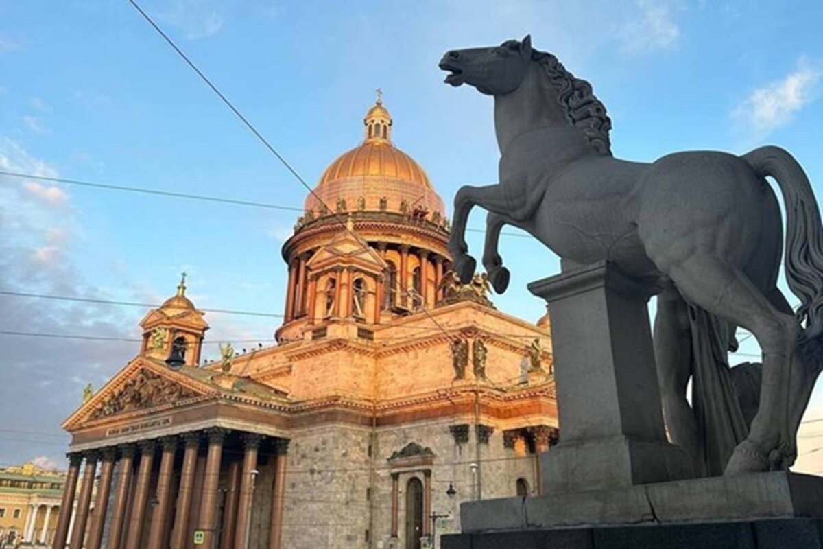 Дебоширы выстрелили сигнальной ракетой в купол Исаакиевского собора в Петербурге