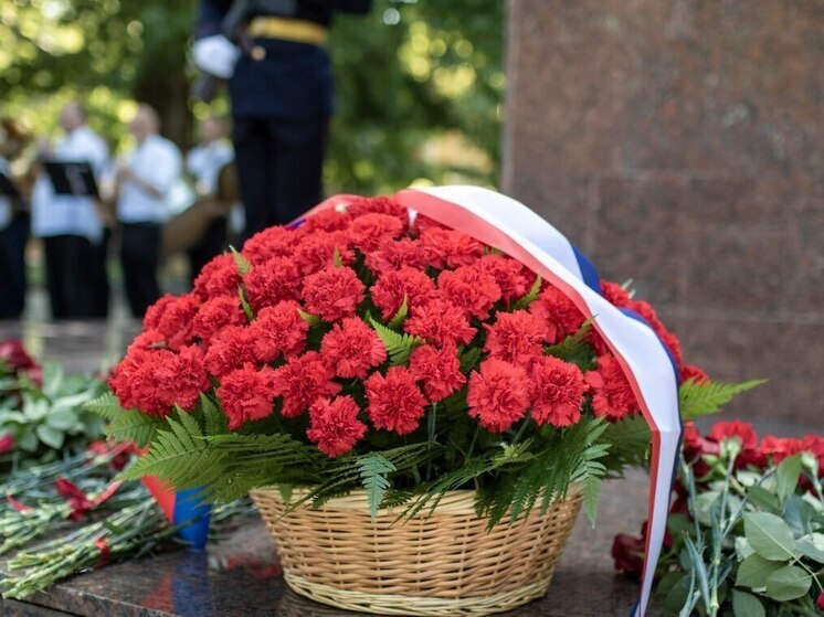 В Симферополе возложили цветы к памятнику «Партизанам и подпольщикам Крыма»