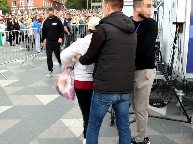 Фанатка прорвалась через ограждение на концерте группы «Кватро» в Петрозаводске