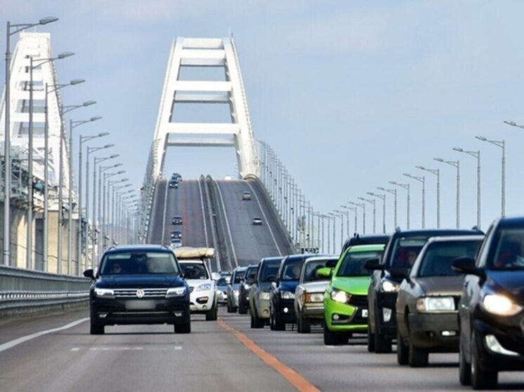 Пробка из тысячи машин образовалась перед досмотром у Крымского моста