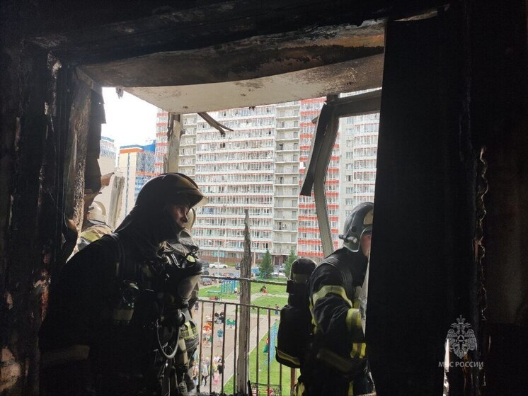 В Красноярске эвакуировали жильцов загоревшегося дома на улице Карамзина
