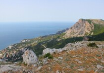 В современном виде Большая Севастопольская тропа существует с 2015 года. Тогда разработчики - Управление туризма и Федерация альпинизма и скалолазания Севастополя - включили в нее 8 участков протяженностью от 11 до 23 км каждый. Общая протяженность основной нитки тропы составила 117 километров от Балаклавы через Ласпинский и Байдарский перевалы до Узунджи, Передового, Терновки и Любимовки.