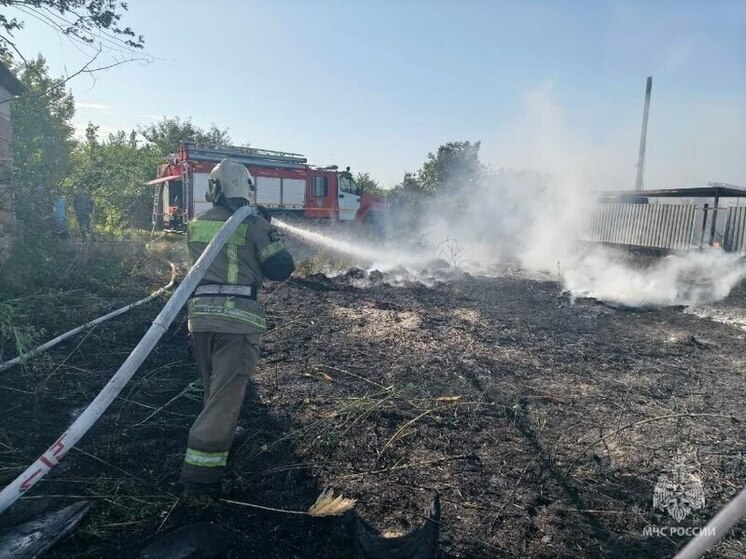 В селе Карагали Астраханской области горит жилой дом