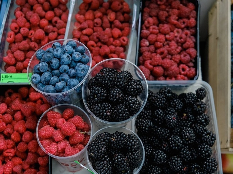 Волгоградцам рассказали, кому могут навредить фрукты и ягоды