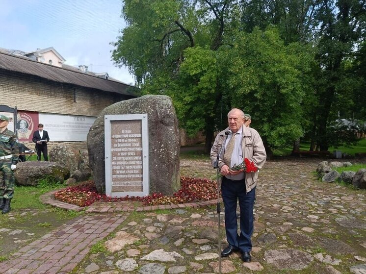 Торжественный ритуал возложения цветов прошел у Партизанского камня в Пскове