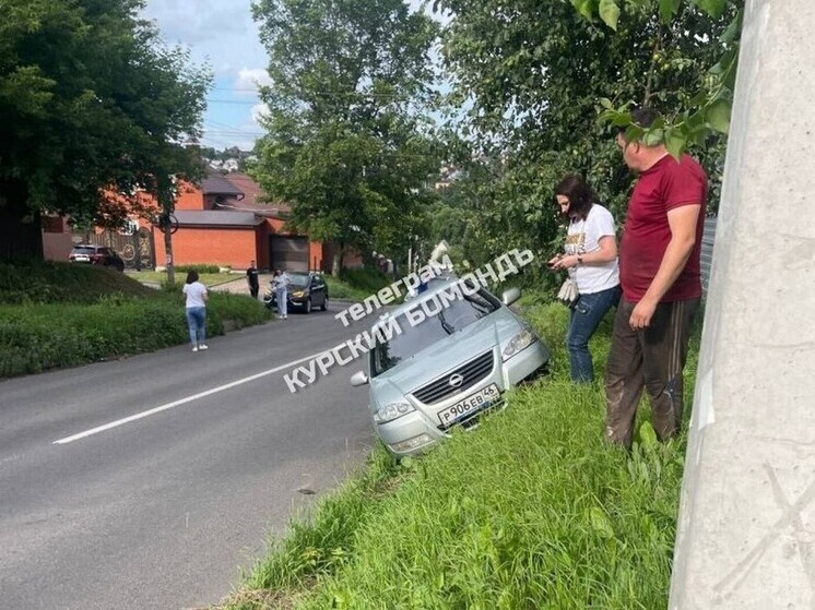 В Курске легковушка попала в аварию на Верхней Луговой