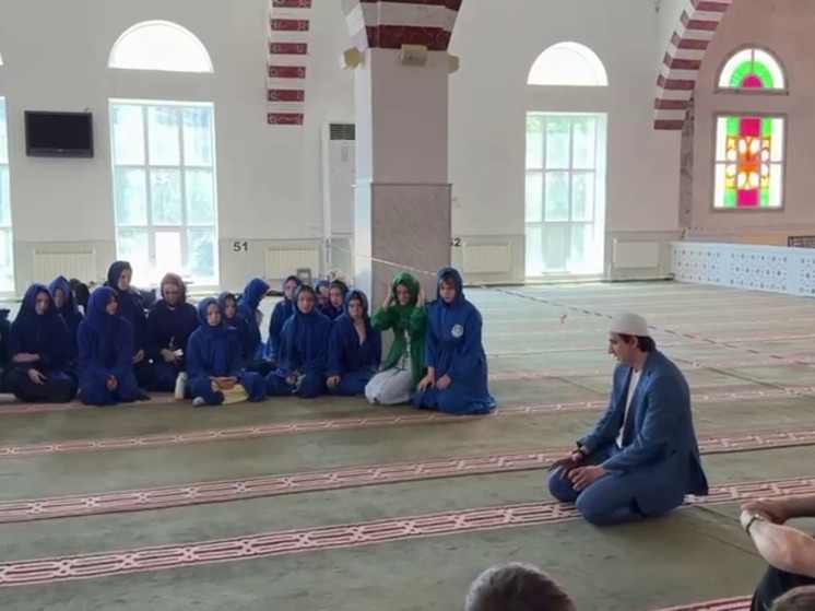 Школьникам из Запорожской области провели экскурсию в Центральной Джума-мечети Махачкалы