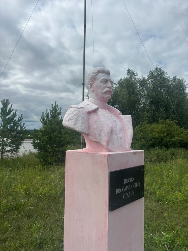 В Башкирии вандалы облили краской бюст Сталина