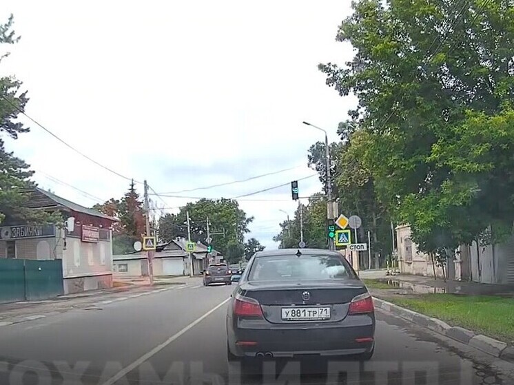 Туляк на "Мазде" чуть не устроил ДТП, повернув налево со "встречки"