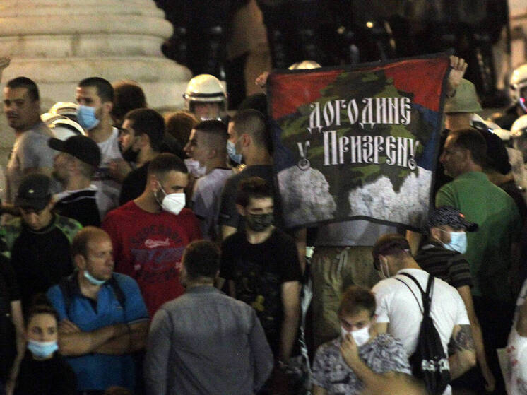 В Белграде протестующие возводят баррикады, требуя провести досрочные выборы
