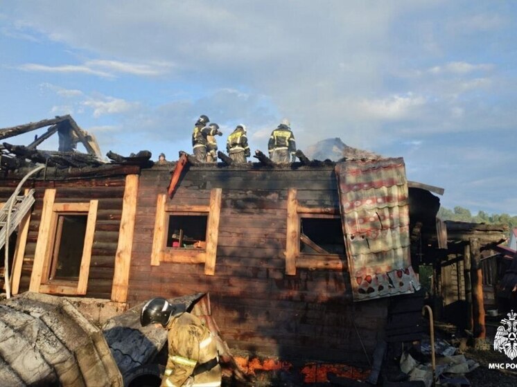 Огонь уничтожил крышу двухквартирного дома на Алтае