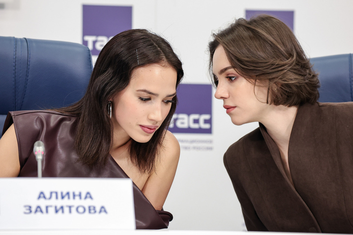 Конфликт между Алиной Загитовой и Евгенией Медведевой решила СМС