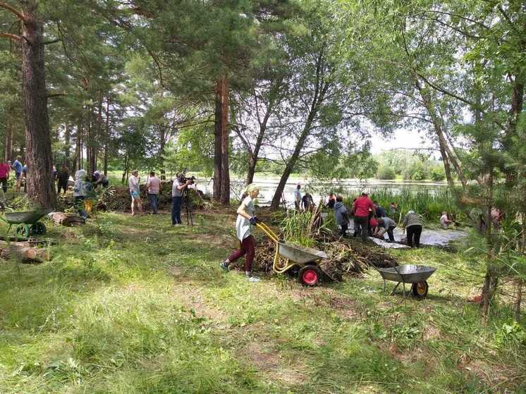 В Алтайском крае жители двух поселков устроили экосубботник и вышли на очистку озера