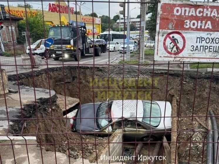Машина упала в котлован в Иркутске
