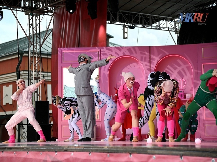 Рок-звезда, активист и лежебока: новые «Три поросёнка» на калужской сцене