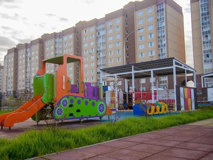 В воронежских «Озерках» дети разрушают сооруженную для них площадку