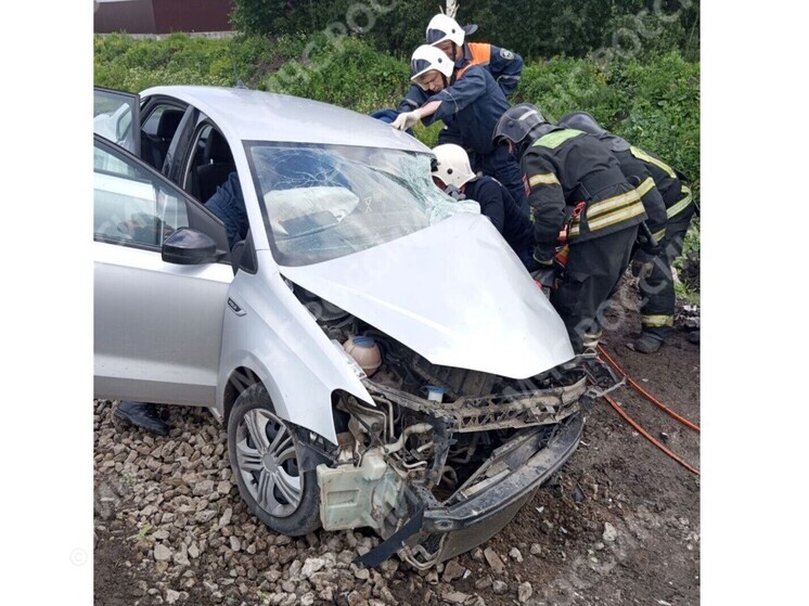 Спасатели вырезали из машины пострадавшего в ДТП под Брянском