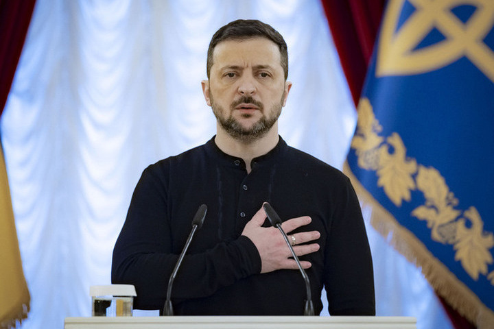 «Неудобный» электорат: Киев захотел отрезать украинцев из Европы от голосования на выборах
