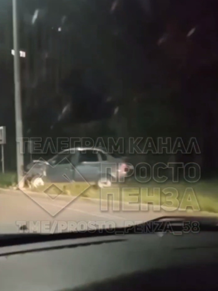 Ночью в Пензе автомобиль врезался в столб на улице Измайлова