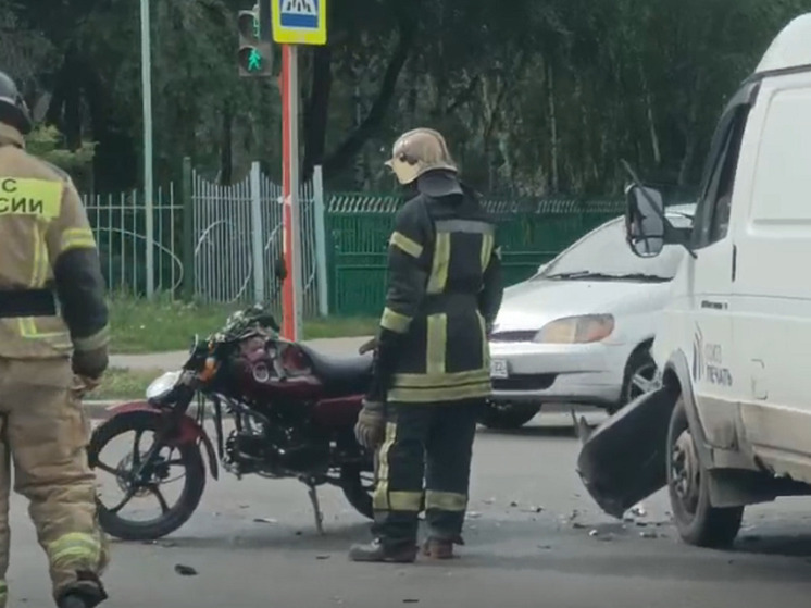 В Барнауле водитель «Газели» сбил молодого человека на мопеде
