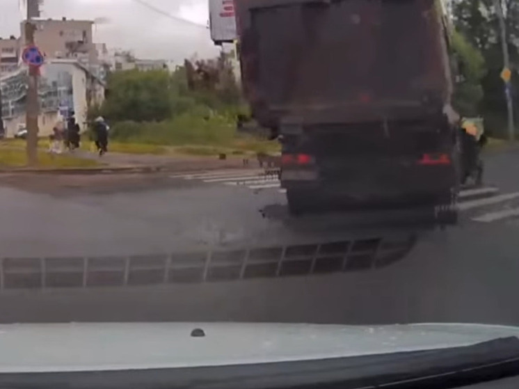 Подросток погиб под колёсами грузовика в Архангельске