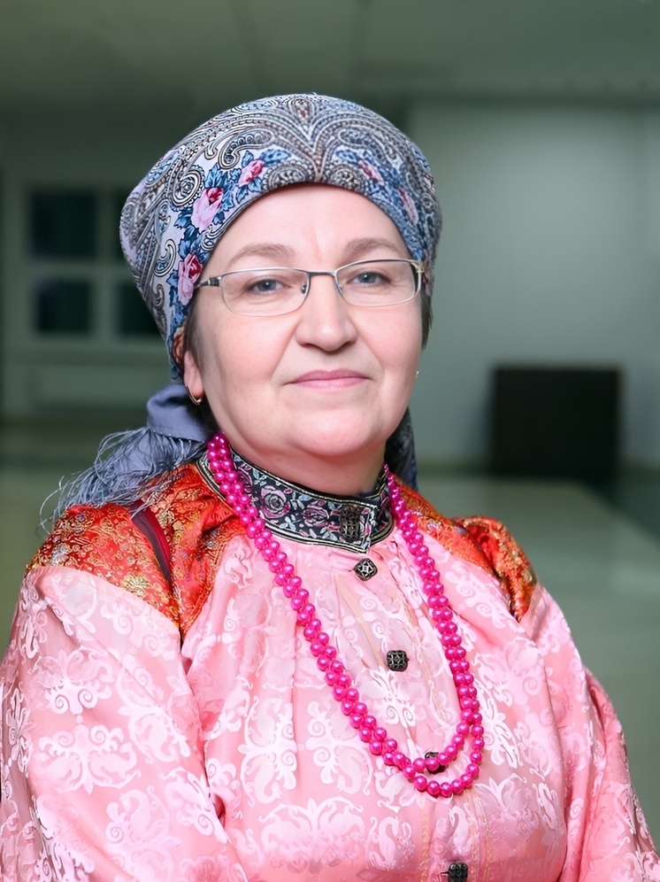 Нагрудным знаком «За заслуги в развитии художественного творчества» удостоена участница ансамбля «Печорянка» Елена Сумарокова