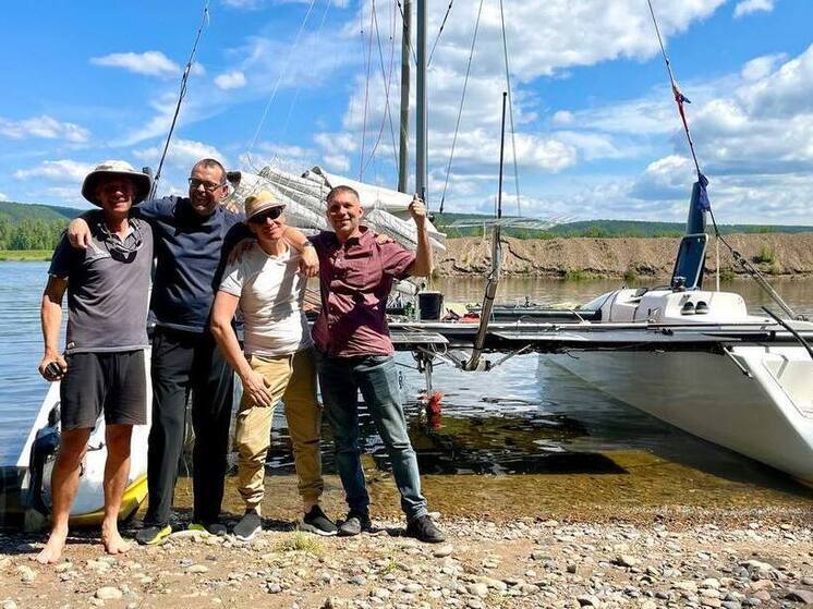 Путешественники из РГО на парусном катамаране поплыли из Красноярска в Санкт-Петербург