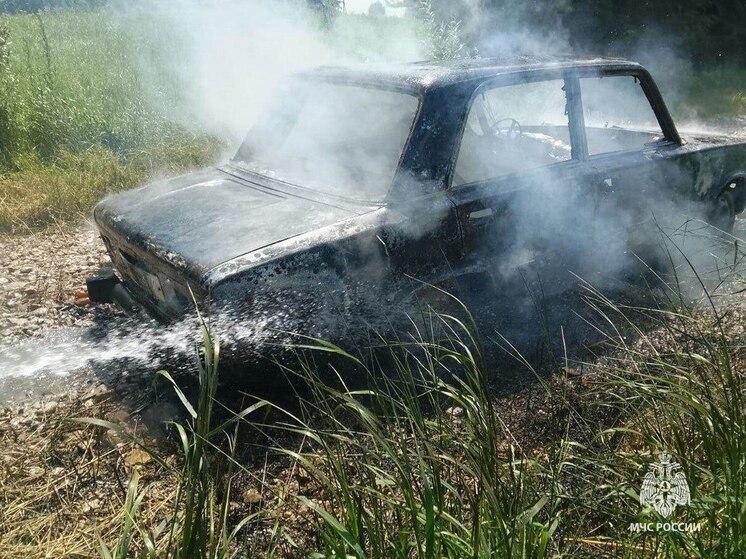 В Суворовском районе 5 человек тушили загоревшееся легковое авто