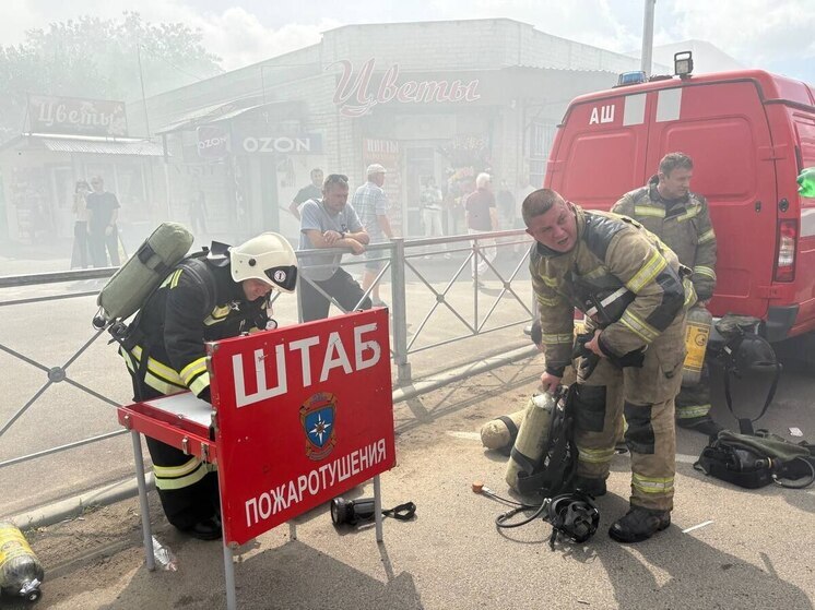 В посёлке Тульском тушат возгорание крыши магазина