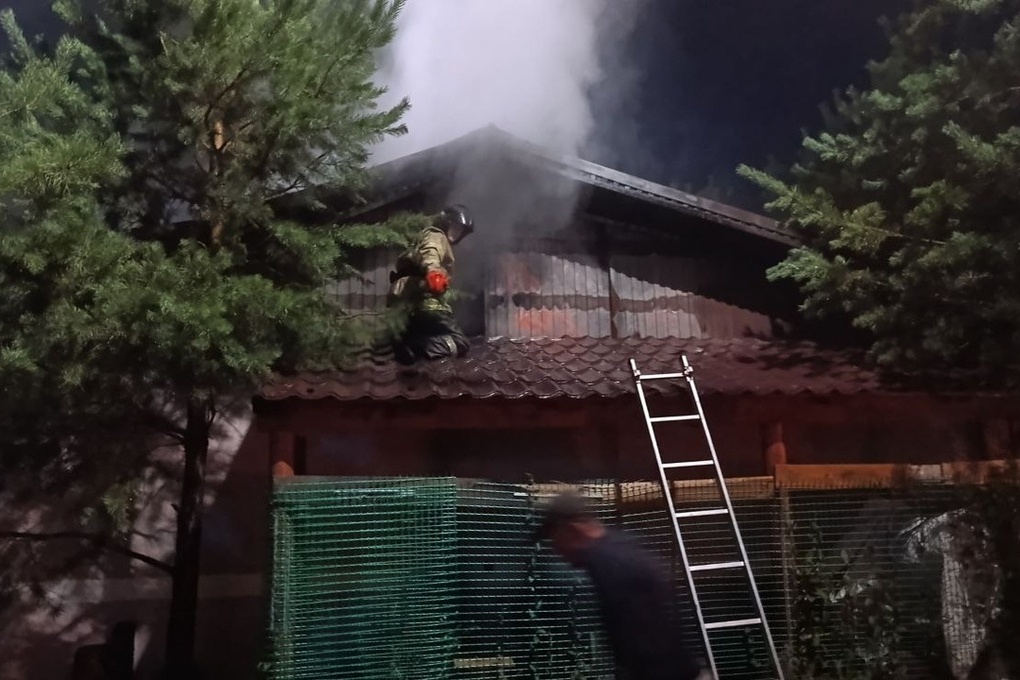 Баня на базе отдыха «Роза Ветров» горела в Самарской области вечером 28 июня