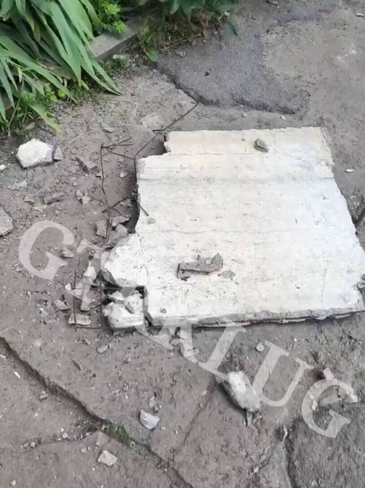В Луганске у многоквартирного дома упала бетонная плита с балкона