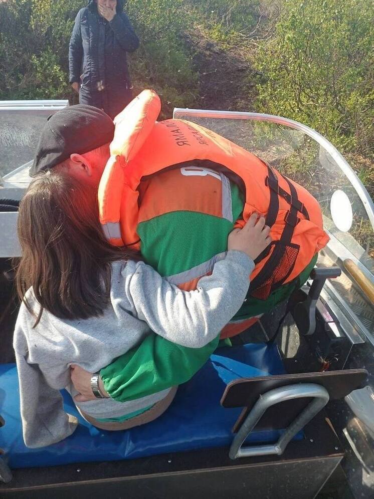 В Яр-Сале с берега озера спасатели эвакуировали ребенка с травмой