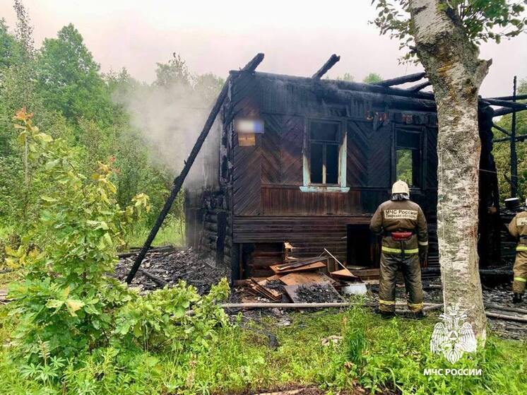 Женщина погибла в горящем доме в Тверской области