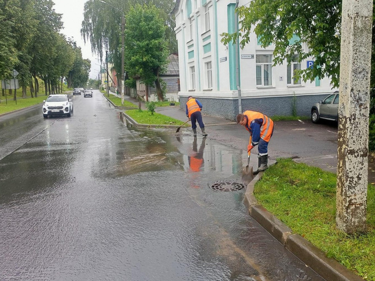 После масштабно ливня с костромских улиц убирают воду