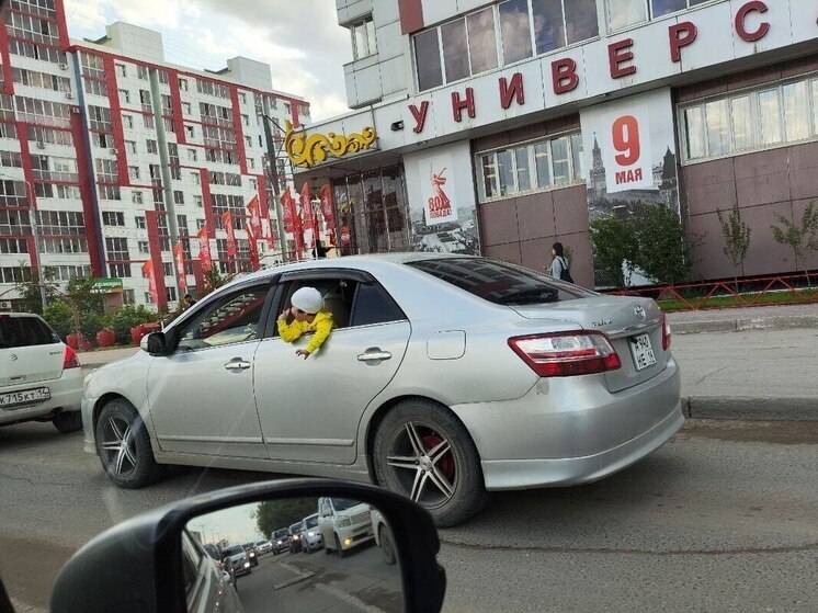 В Якутске оштрафовали водителя за перевозку ребенка, высунувшегося в окно