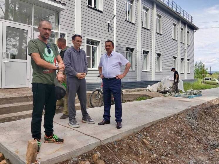 В Киренске благоустраивают территорию Детской школы искусств