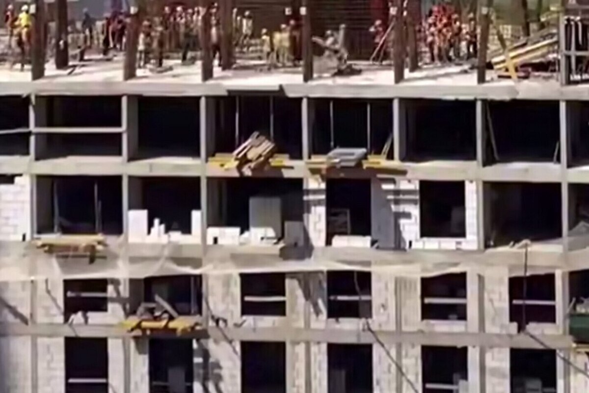 Под Москвой рабочие устроили массовую драку на крыше здания ЖК и попали на видео