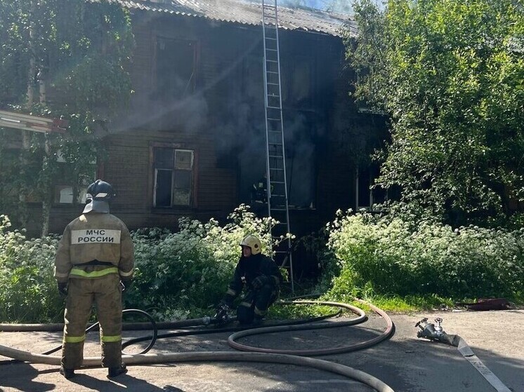 За неделю архангельские спасатели дважды выезжали на пожары в расселенных "деревяшках"