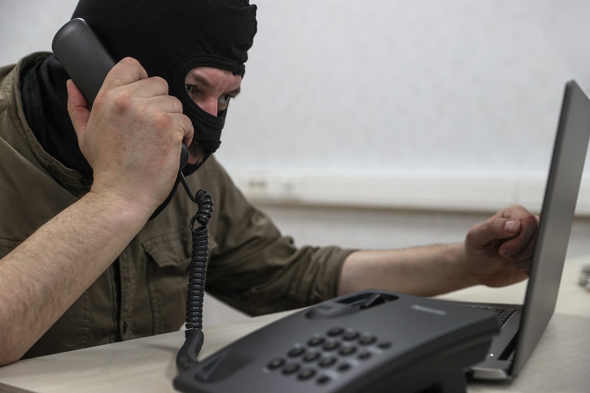 Аналитик Ульянов предупредил, что аферисты используют записи голосов россиян для обмана знакомых жертвы