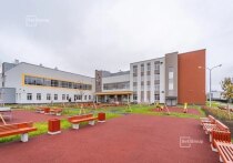 В Московском районе готовятся ввести в эксплуатацию новую школу в ЖК «Парадный ансамбль». Учреждение рассчитано на 550 учащихся и включает два бассейна, спортивные залы и учебные блоки. После завершения работ застройщик безвозмездно передаст школу городу.