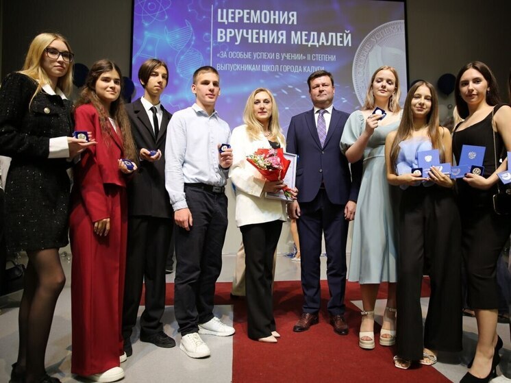 В Калуге наградили «серебряных» выпускников