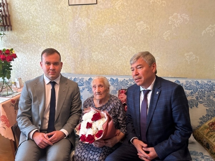 Отметившая вековой юбилей ветеран войны Анна Петрова получила открытку от Владимира Путина