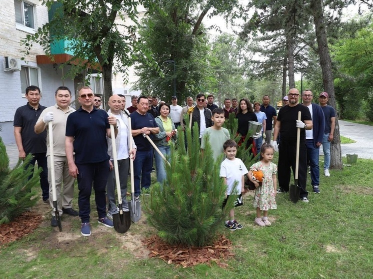 В Элисте прошел субботник по озеленению