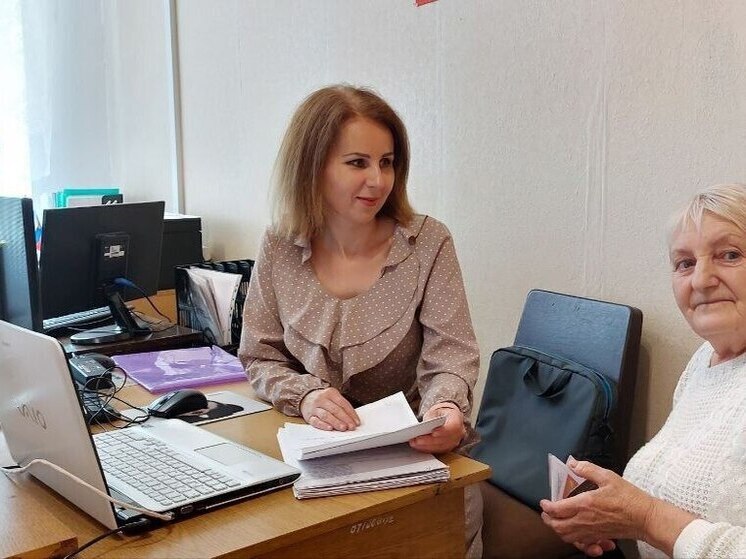 В Токмакском районе сотрудники архива помогают восстанавливать документы