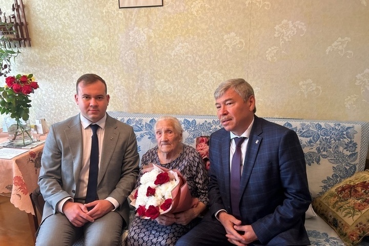 Отметившая вековой юбилей ветеран войны Анна Петрова получила открытку от Владимира Путина