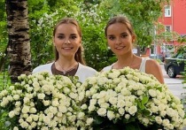 Завершившие карьеру художественные гимнастки Арина и Дина Аверины воспользовались освободившимся от спорта временем, чтобы наладить личную жизнь. Несмотря на наличие возлюбленных, сестры стараются уделять время друг другу.