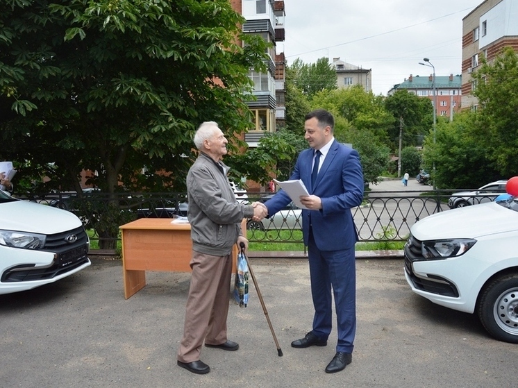 Восемь пострадавших на производстве туляков получили новые автомобили от СФР