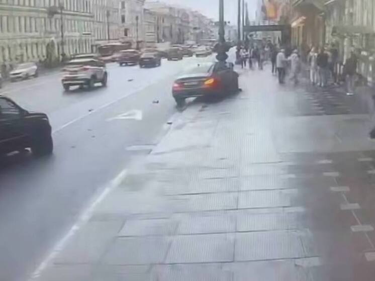 На Невском проспекте столкнулись два автомобиля, один из них вылетел на тротуар